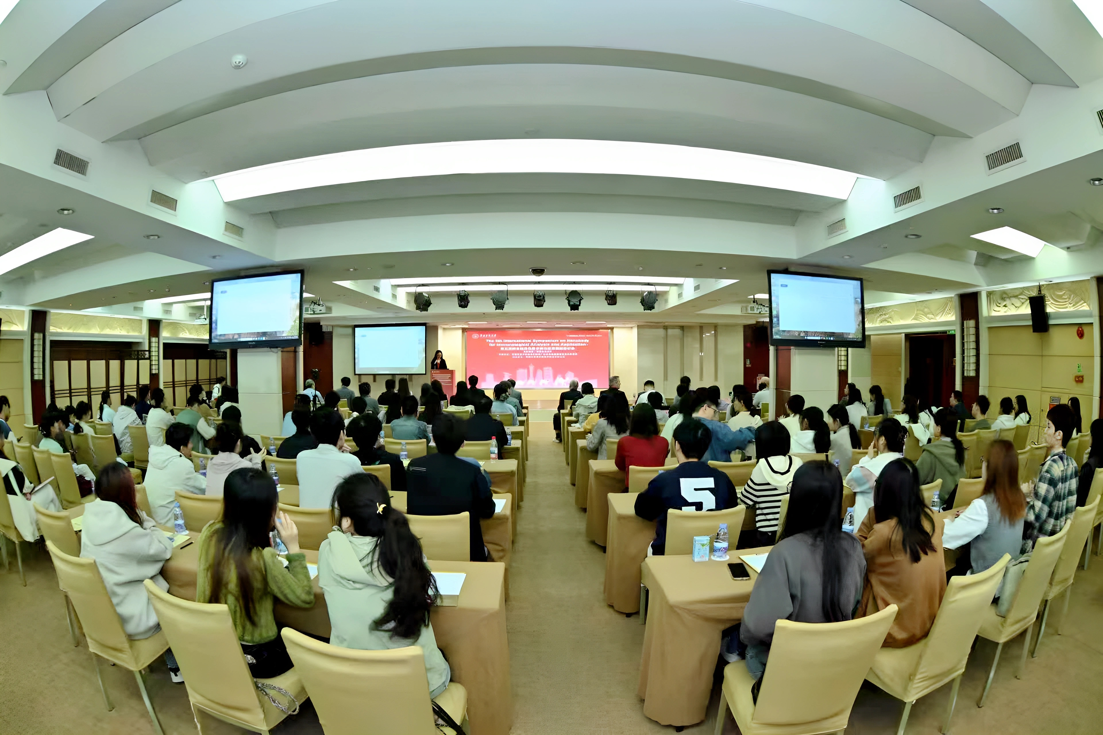 11月14日至16日，由华南农业大学主办的第五届纳米抗体免疫分析与应用国际研讨会在广州落幕。会议聚焦全球纳米抗体研究前沿，来自国内外知名高校及科研院所的纳米抗体领域专家学者参会。华农副校长仇荣亮出席会议并致辞。